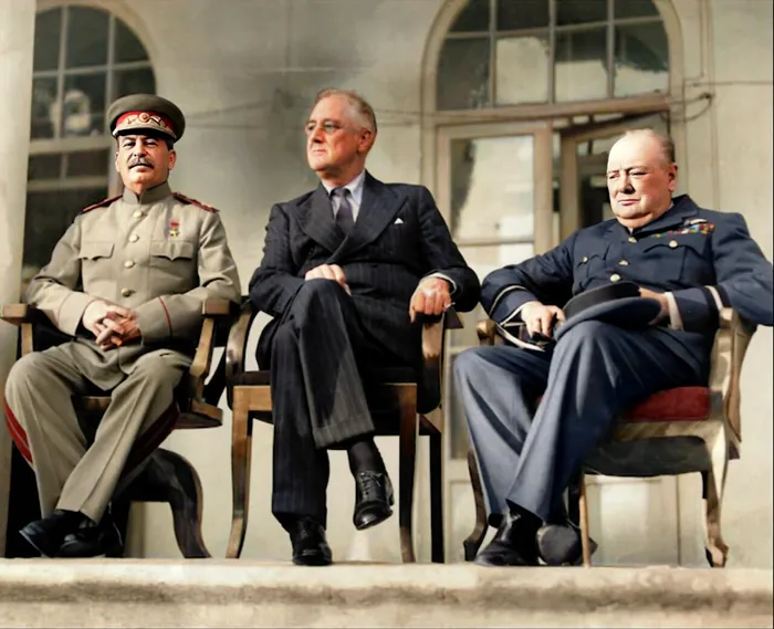 Învingătorii celui de-al Doilea Război Mondial, în Conferința de la Teheran (Iran): URSS (Iosif Stalin), SUA (Franklin Roosevelt) și Marea Britanie (Winston Churchill) 