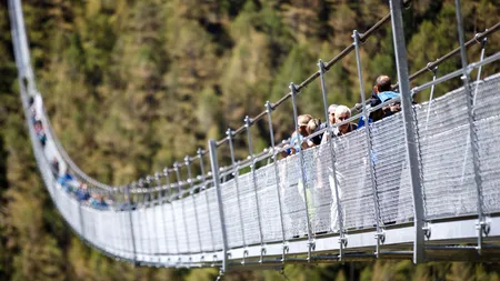 Imaginile care-ți taie răsuflarea. Galerie FOTO și VIDEO cu cel mai lung pod suspendat din lume