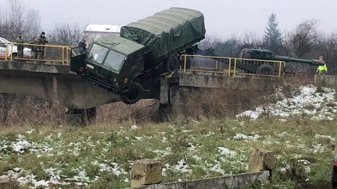 Un camion militar a fost la un pas să cadă de pe un pod la ieșirea din Dej, în urma unui accident 