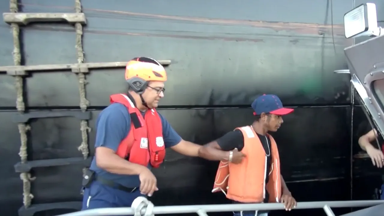 A plutit două luni pe o barcă în ocean. Cum a reușit să supraviețuiască 