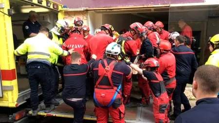 O femeie care cântărește aproape 400 de kilograme a fost EVACUATĂ de peste 60 de persoane, într-o operațiune de evacuare medicală de amploare