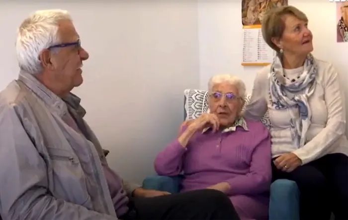Caz rarisim! Câți ani tocmai a împlinit pensionara din imagine. A fost sărbătorită de nepotul ei, care are 70 de ani!