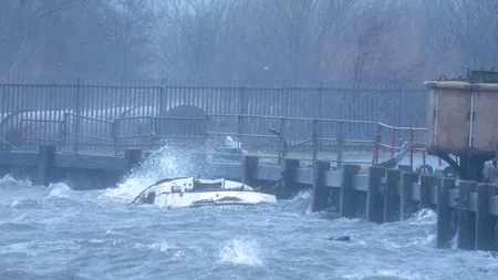 Marea Britanie și Irlanda, lovite de o FURTUNĂ care „apare o dată într-o generație”. Autoritățile au emis Cod Roșu