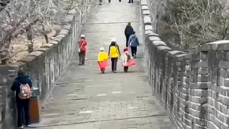De 13 ani, o familie de români stabilită în China duce DRAPELUL României pe Marele Zid Chinezesc