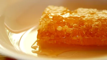 Producția de miere s-a redus la jumătate, iar prețul a crescut cu 15%. Care sunt cauzele