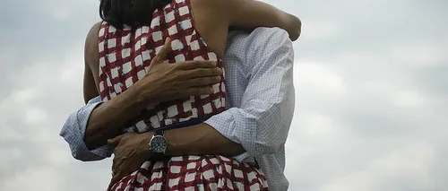 Obama, surprins în timp ce o fotografia pe Michelle. Unde se aflau cei doi. FOTO