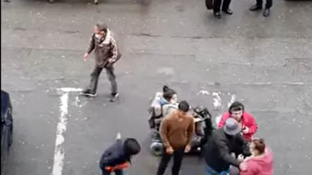 VIDEO. La un pas de moarte. O femeie cu dizabilități, răsturnată în mijlocul străzii de un tânăr nervos