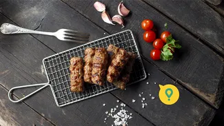 Un bucureştean a comandat, de 1 Decembrie, mici şi cartofi prăjiţi de 1.900 lei. Un sibian a cumpărat aproape 400 de porţii de papanaşi, într-un an