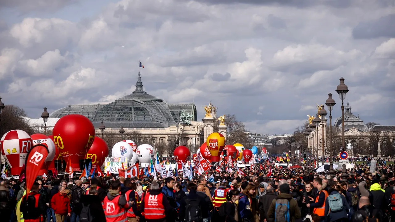 FOTO, VIDEO | Continuă protestele în Franța față de reforma sistemului de pensii. Mii de oameni au ieșit miercuri în stradă