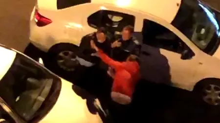 PLÂNGERE. Polițistul filmat în timp ce lovea un tânăr și-a denunțat victima la Parchet! Acum, bărbatul bătut riscă să intre la închisoare!