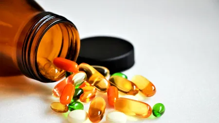 Medicamente expirate vândute cu 3 lei și mâncare ținută lângă otravă de șoareci, într-un târg din București