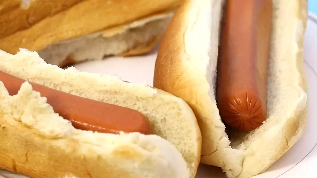 Crenvurștii, pericol sau nu pentru sănătate? Imaginile vorbesc de la sine! Tu mai ai curaj să mănânci? - VIDEO