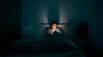 Un studiu arată că somnul influențează mai mult notele adolescenților decât timpul petrecut în fața ecranelor
