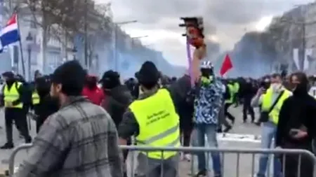 VIOLENȚE la Paris, la un nou protest al Mișcării „Vestele galbene