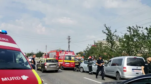 FOTO - VIDEO | Iași: Doi copii și șase adulți au ajuns la spital, în urma unui accident rutier / Traficul a fost blocat
