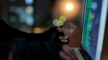O nouă tentativă de fraudă online. Metoda care păcălește românii și le fură datele cardului