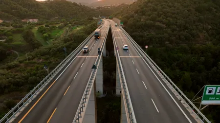 Șofer român, SALVAT în ultima clipă de un polițist, dintr-un TIR răsturnat pe o șosea din Franța. Camionul a luat foc