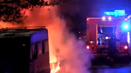 Au dat foc pubelelor și au strigat „Acești oameni merită să fie spânzurați