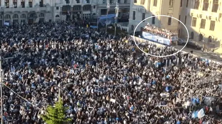 Universitatea Craiova și-a prezentat trofeele în fața suporterilor. Jucătorii au ajuns în centrul orașului cu un autocar descoperit