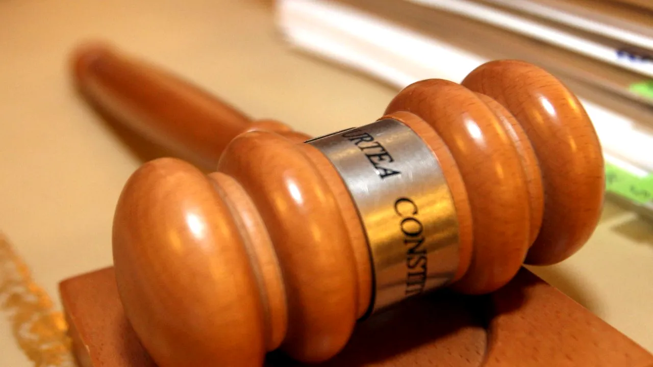 CCR admite sesizarea ÎCCJ referitoare la reducerea de la 10 la 7 ani a condiţiei de vechime pentru procurorii DNA şi DIICOT