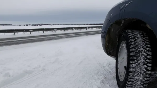 Ce spune legea și care sunt riscurile. Anvelopele de iarnă sunt obligatorii doar pe gheață și zăpadă. Nu contează data din calendar