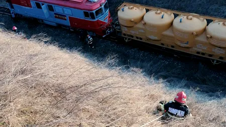 VIDEO | Locomotiva unui tren de marfă a luat foc, în județul Tulcea