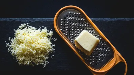 Ce a mâncat, de fapt, o femeie care a cumpărat „BRÂNZĂ” de la piață. Horia Constantinescu a rămas șocat!