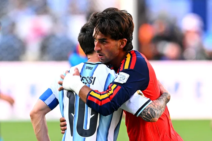 Ferran Torres îl îmbrățișează pe Lionel Messi după ce a fost învins în partida finală 