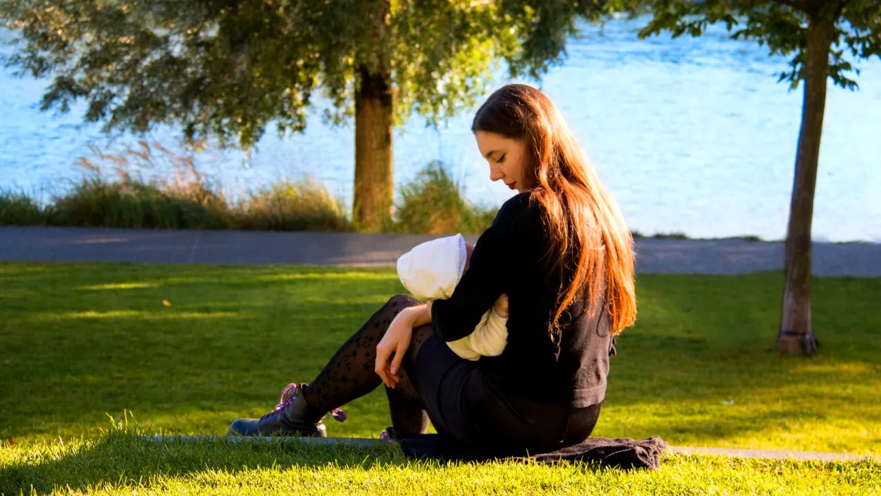 Vești bune pentru mame: Interzicerea alăptării în spaţiul public, amendată cu până la 2.000 de lei