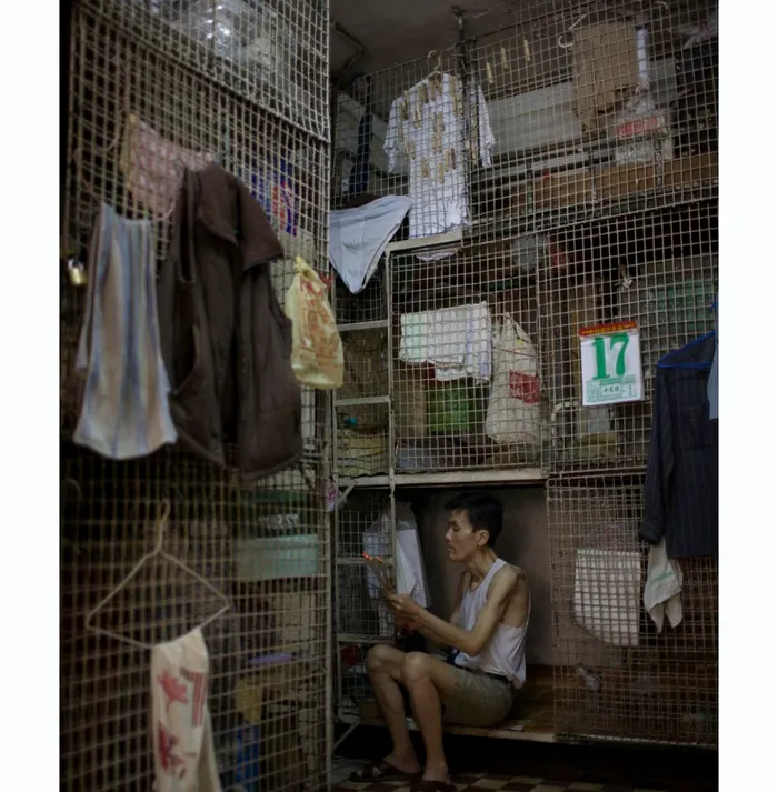 Hong Kong, locul &icirc;n care infernul se &icirc;nvecineaz&#259; cu paradisul. Discrepan&#539;a dintre &bdquo;locuin&#539;ele-cu&#537;c&#259;&rdquo; din zg&acirc;rie-nori &#537;i apartamentele de milioane de euro. Cum arat&#259; via&#539;a &icirc;ntr-o locuin&#539;&#259; de 1,5 metri p&#259;tra&#539;i