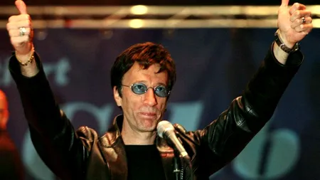 Robin Gibb, solistul trupei Bee Gees, A IEȘIT DIN COMĂ