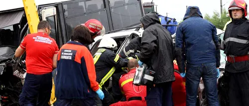 Un microbuz cu 20 de pasageri s-a ciocnit cu un autoturism pe DN 12 în Sâncrăieni, Harghita: 2 morți și 13 răniți. galerie foto