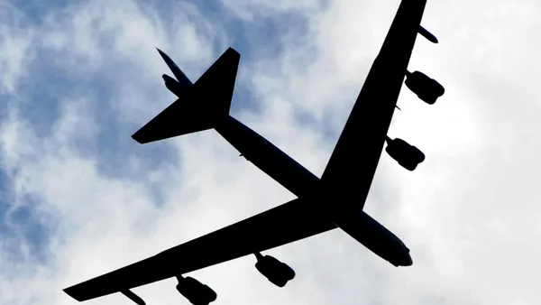 Coliziune între un avion de pasageri și un bombardier B-52, evitată la limită. Pilotul a recurs la o manevră AGRESIVĂ de „ocolire”