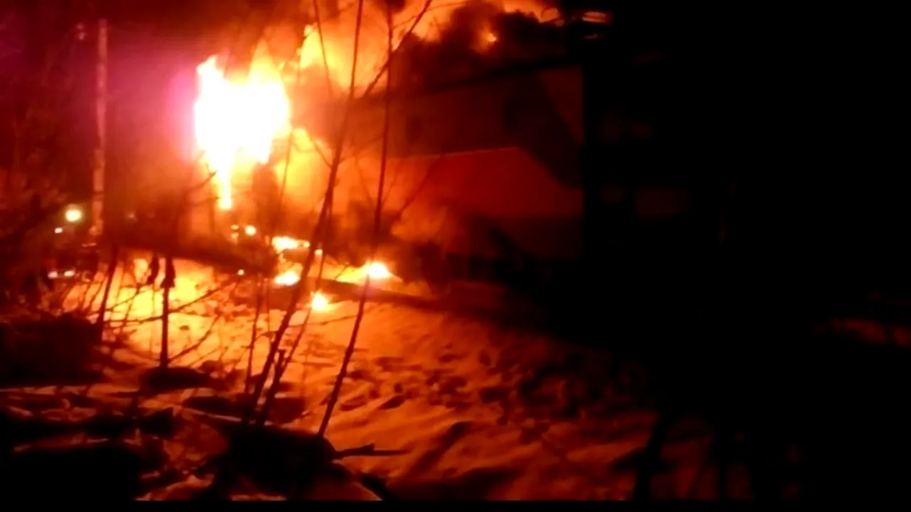 Locomotiva unui tren care tracta 40 de vagoane cisternă a ars. Opt trenuri au fost afectate