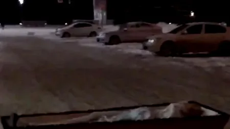 MAFIA CIMITIRELOR: O femeie din Rusia a dus SICRIUL soțului în fața parlamentului regional, după ce NU a fost lăsată să-l îngroape
