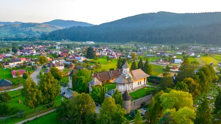 Locul din nordul Moldovei, ce ține vie memoria unui sfânt român, devenit un veritabil sit de pelerinaj pentru românii care caută VINDECAREA sufletului