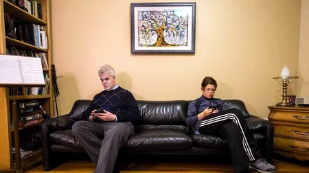 Dilema părinților. Când să îi cumperi copilului tău un smartphone: „Este ca și când ți-ai învăța copilul să folosească droguri, dar în mod echilibrat