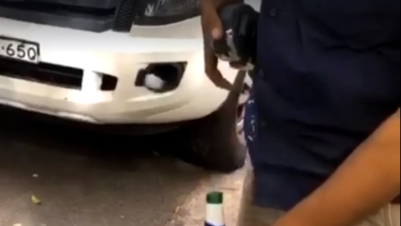 Noua metodă de a deschide o sticlă de bere: Ce a făcut tânărul i-a lăsat muți pe toți - VIDEO