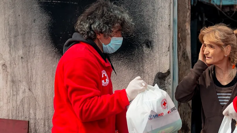 CAMPANIE DE INFORMARE: Peste 35% dintre românii la care au ajuns voluntarii organizației Crucea Roșie România cred că noul virus nu există. Tot atâția spun că e o gripă care poate fi tratată acasă