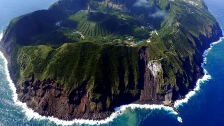 În craterul acestui vulcan activ trăiesc 170 de oameni. GALERIE FOTO