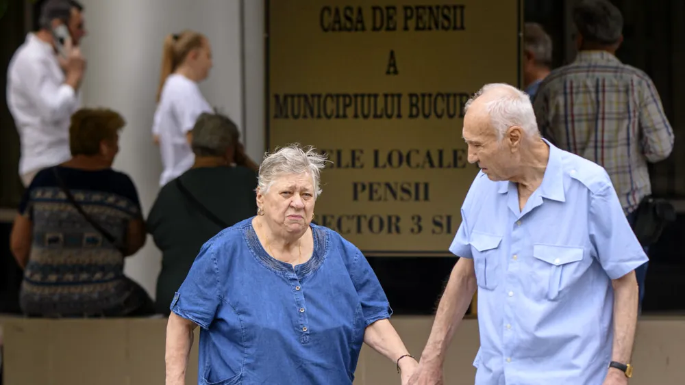 Când intră pensiile în iulie 2026. Anunț pentru pensionarii care primesc banii pe card