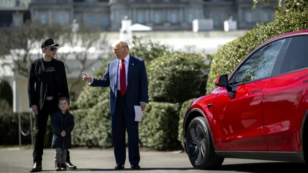 Casa Albă scoate „Tesla la vânzare”. După cearta cu Elon Musk, Donald Trump vrea să scape de modelul S de culoare roșie