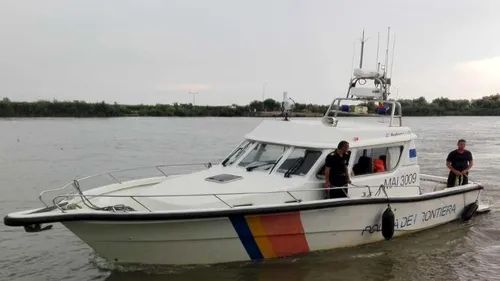Opt turiști români S-AU RĂSTURNAT cu barca în Dunăre