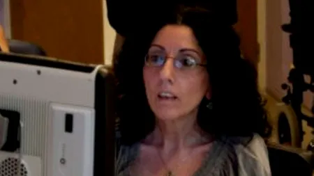 O artistă din Marea Britanie pictează cu ochii. VIDEO