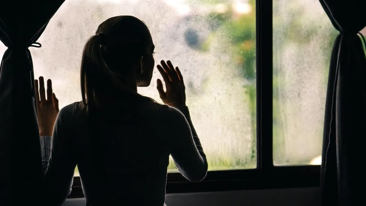 Efectele sociale ale COVID-19. Situația dramatică a unor români vindecați: „Mi-a scuipat în curte, din drum și mi-a zis să mă bată Dumnezeu că le-am adus Covidul în sat” / „M-au ignorat, m-au trimis iar în izolare”