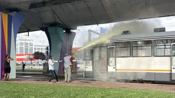 Un tramvai a luat foc în București, sub Podul Basarab. Traficul a fost afectat