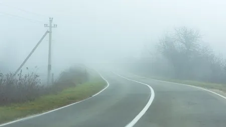 Vizibilitate redusă în trafic din cauza ceții, pe mai multe drumuri, la nivel național, duminică dimineață