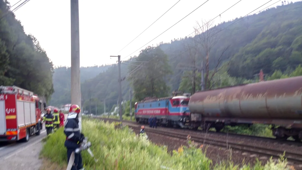 Pericol între Bușteni și Azuga. Incendiu la un vagon încărcat cu 56 de tone de benzină. Întregul tren este plin de combustibil
