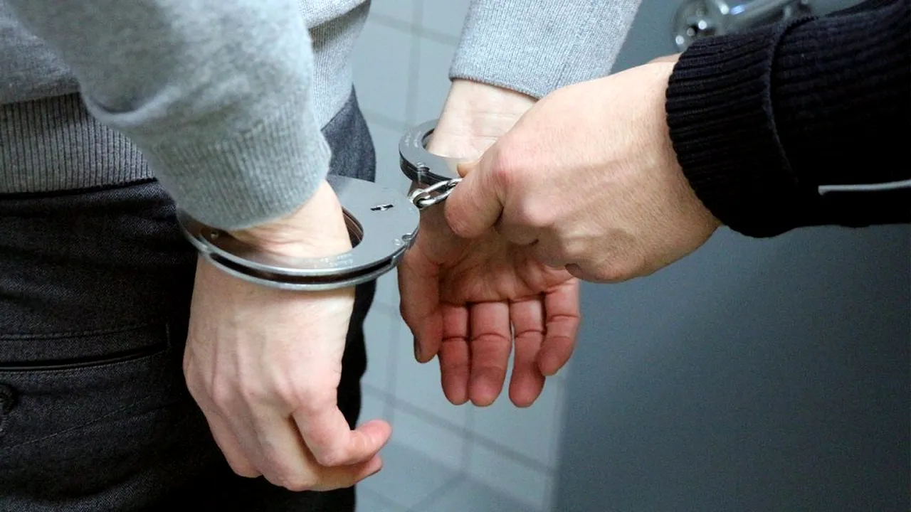 Un bărbat din Satu Mare s-a tăiat cu un cuțit, apoi a început să îi amenințe pe localnici. Polițiștii au fost nevoiți să tragă asupra sa, pentru a-l liniști