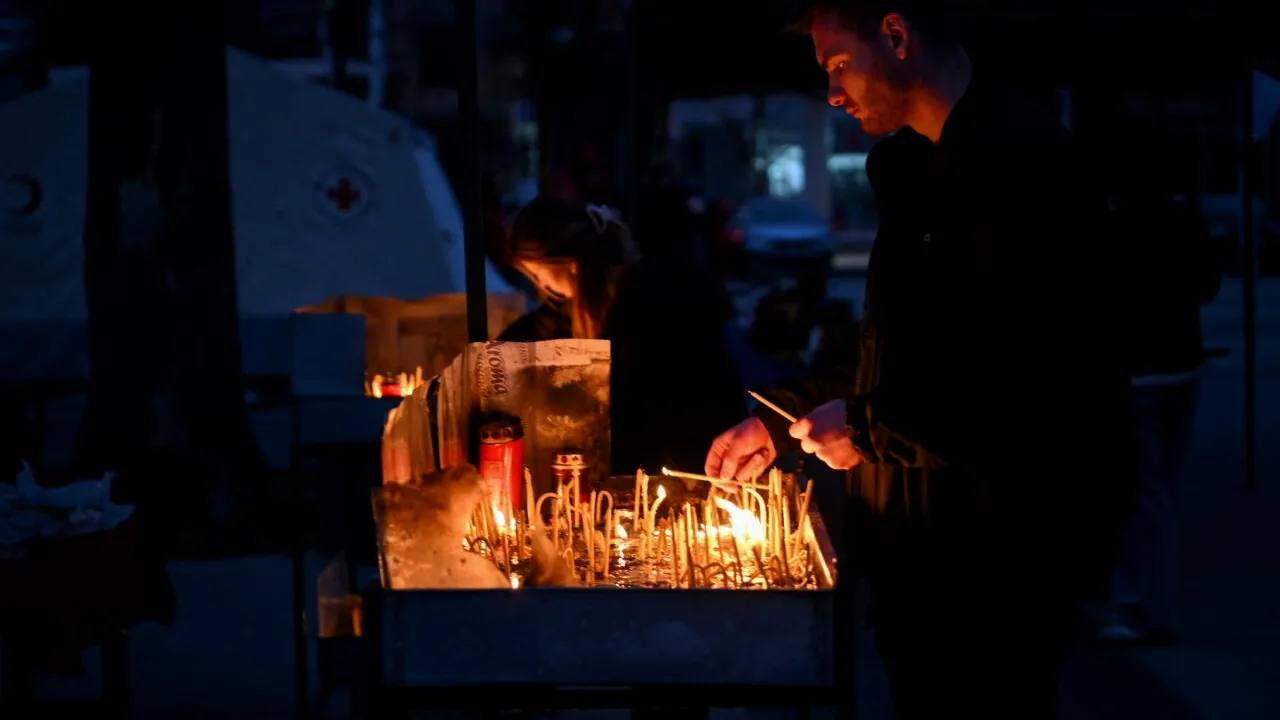 Urmările TRAGEDIEI din Macedonia de Nord. Oamenii au mărșăluit, apoi au distrus restaurantul patronului care deține clubul în care murit 59 de oameni